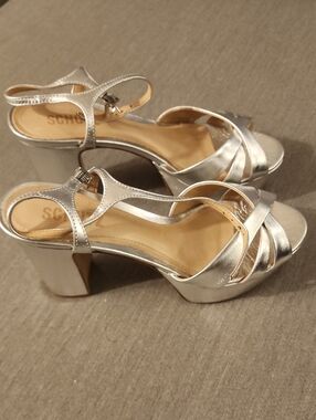 SCHUTZ Metallic Silver Block Heel T-Strap Sandal